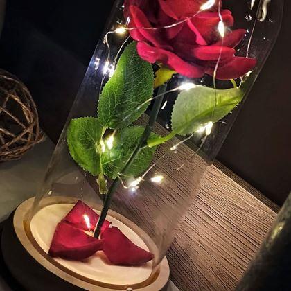 Obrazek z Świecąca róża w szklanym wazonie